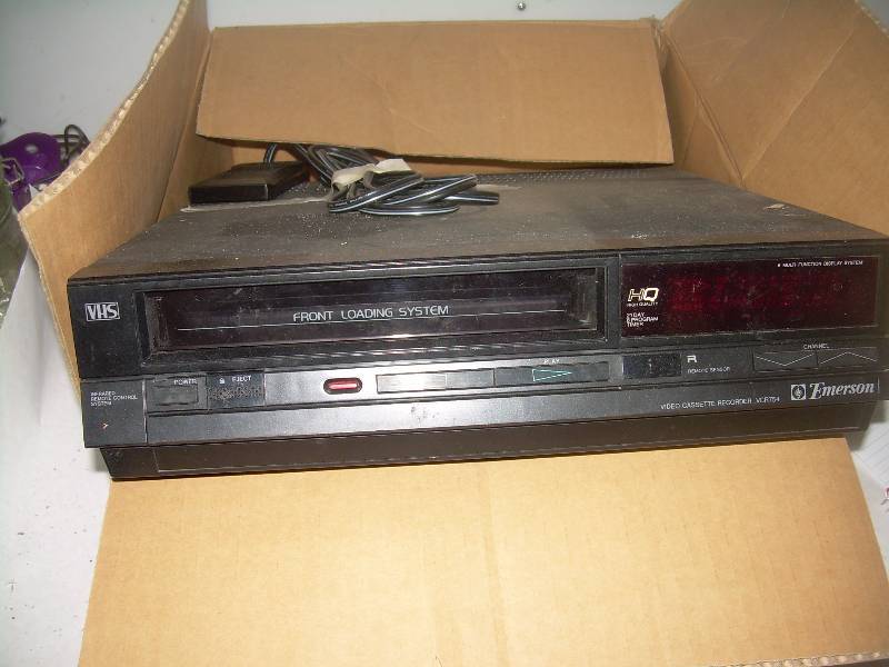 EMERSON VHS PLAYER WITH REMOTE
