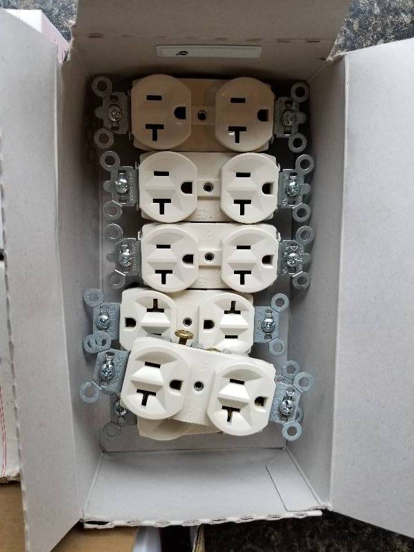 lot 129 image: Electrical - Lot - Receptacles