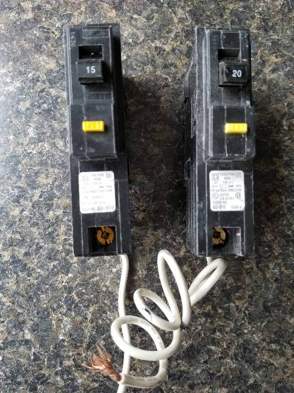 lot 77 image: Electrical - Lot - 15amp & 20Amp Circuit Breakers
