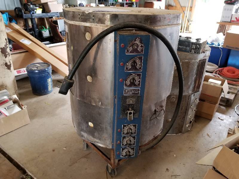 lot 22 image: Electric Kiln, 220 Volt, 45Amp on Rolling Cart. Also has second kiln for spare parts