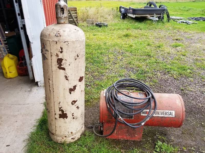lot 24 image: Universal Heater, 350,000 BTU, 30FT Hose, 100lb Tank (empty)