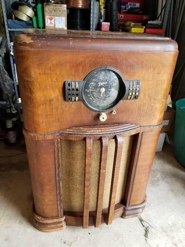 lot 27 image: Vintage Zenith Tube Radio, 45x24x14