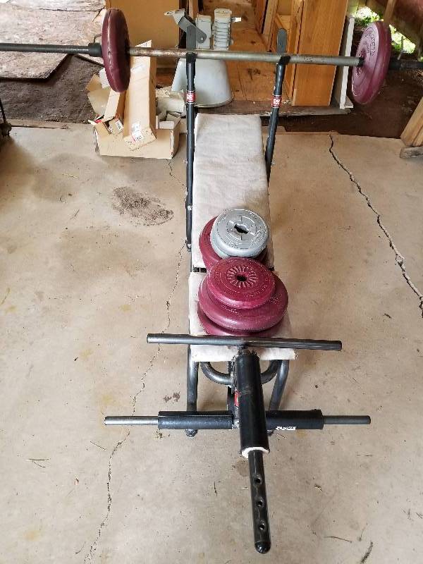 lot 32 image: Weight Bench & Weights. (4) 14.3lb, (2) 8.8lb, (2) 4.4lb, (1) 5lb
