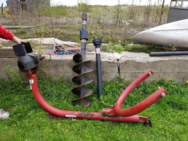 lot 3 image: Worksweaver 3-Point 12 Auger Attachment
