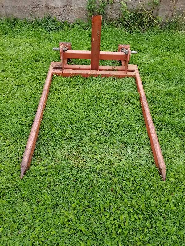 lot 4 image: 3-Point Bale Fork Attachment