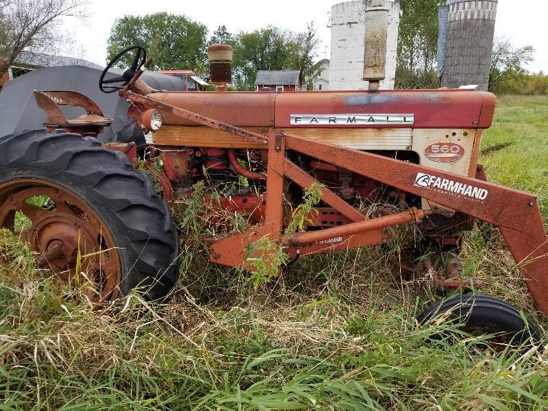 lot 6 image: McCormick Farmall 560 Tractor - Non running