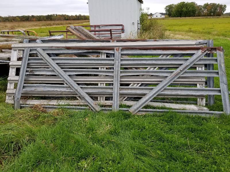 lot 7 image: Lot - 3 Galvanized Gate Panels, 142x 38