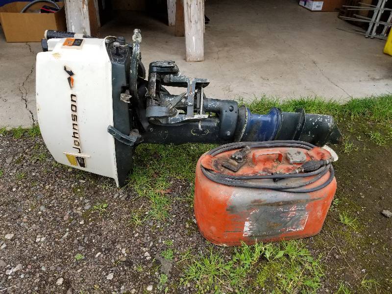 lot 16 image: Johnson 25hp Outboard wGas Tank, runs good