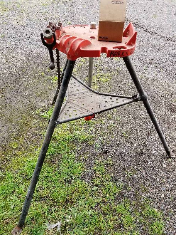 lot 18 image: Ridgid TriVise & Hand Threader with Dies for 12 & 34 Ridgid Conduit