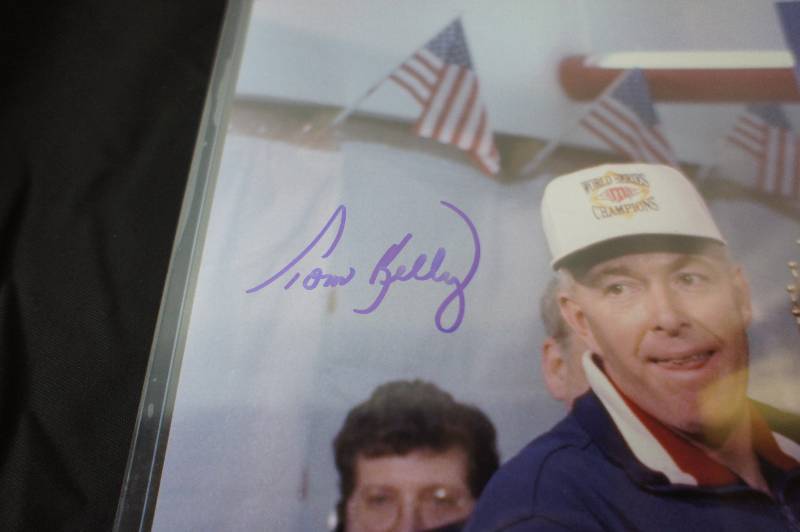 TOM KELLY - WORLD SERIES TROPHY -  AUTOGRAPHED 11 X 14 PHOTO -  OBTAINED AT  MN TWINS FEST 2017
