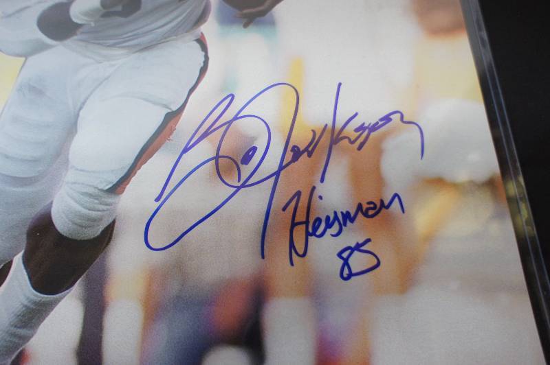 BO JACKSON  AUTOGRAPHED 16 X 20 - PHOTO -  INSCRIBED HEISMAN 85  - OBTAINED AT  NATIONAL SPORTS CARD SHOW