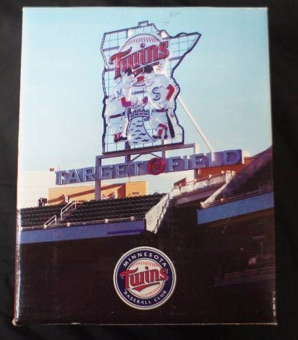 RARE MINNESOTA TWINS - MINNY AND PAUL - SEASON TICKET BOBBLEHEAD RARE PIECE PERFECT CONDITION NEW IN BOX