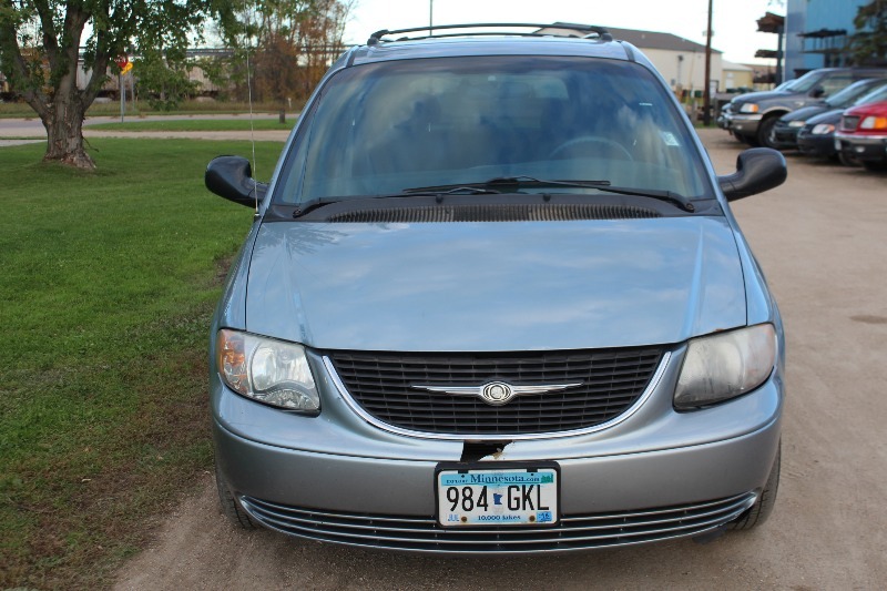 lot 1883 image: 2003 Chrysler Town & Country LX