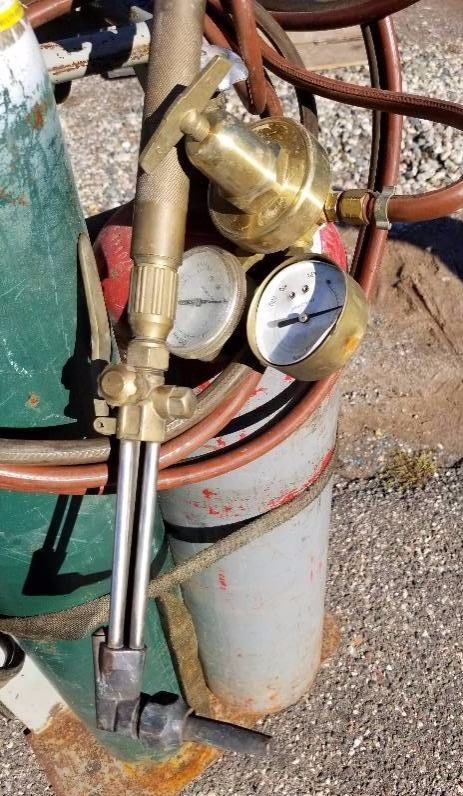 lot 17 image: Oxygen and acetylene Torch set