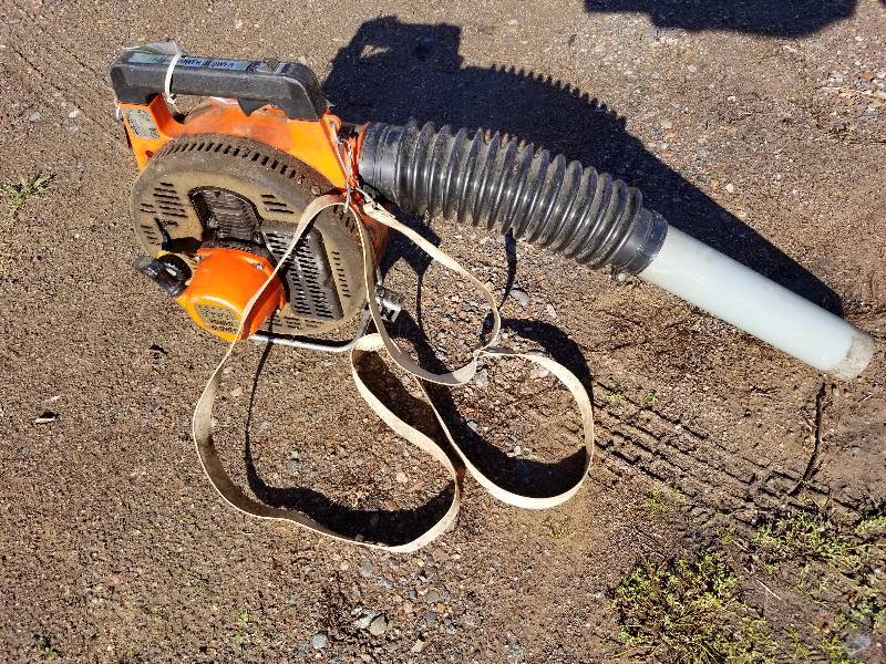 lot 28 image: Craftsman gas blower