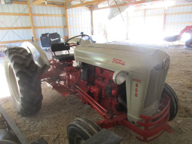 lot 4 image: Ford 800