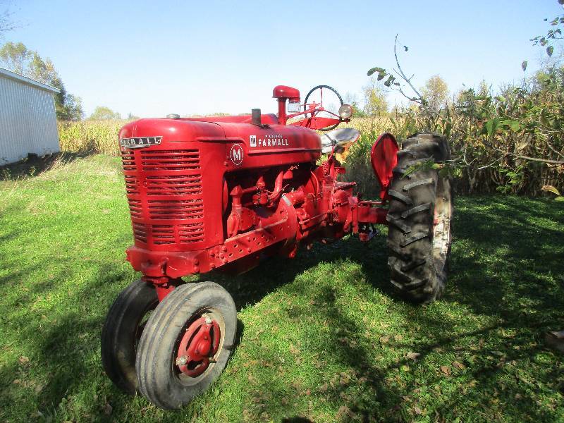 lot 7-1 image: Farmall M
