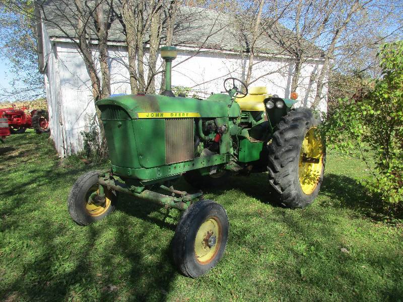 lot 5 image: John Deere 3020