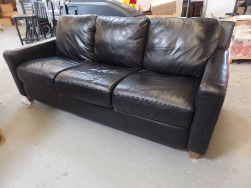 lot 601 image: HIGH QUALITY LEATHER SOFA