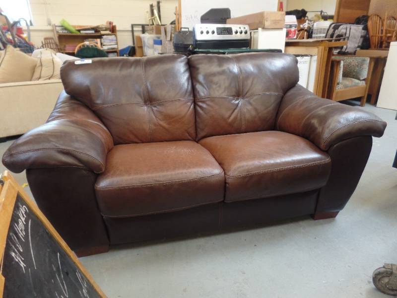 lot 602 image: LEATHER LOVESEAT
