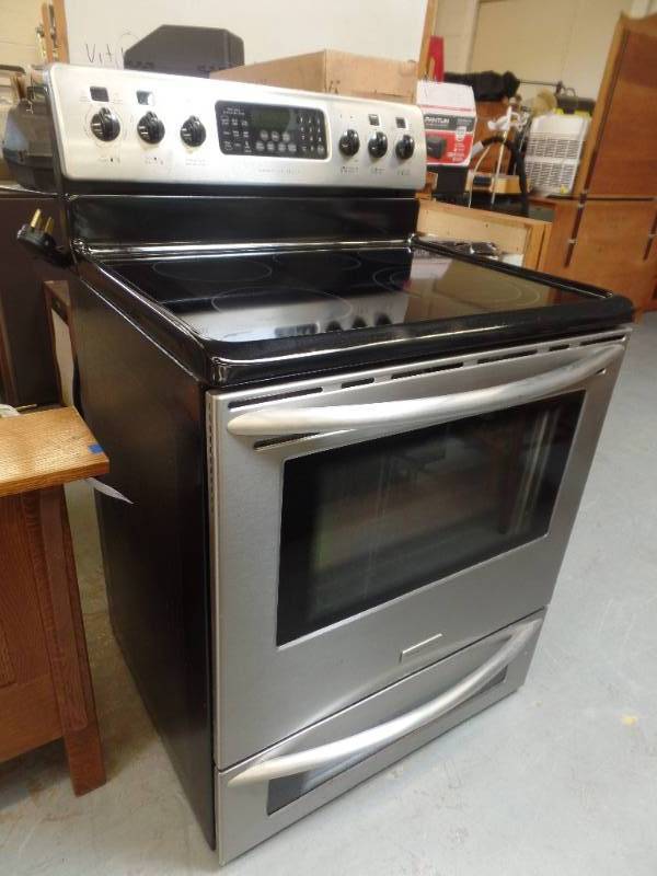 lot 609 image: BLACK AND BRUSHED STAINLESS ELECTRIC STOVE