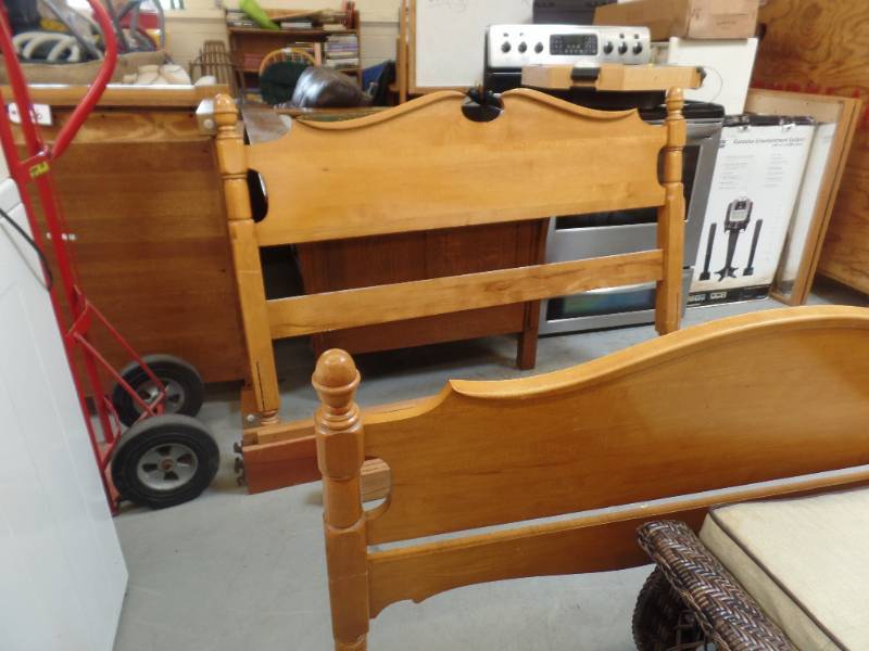 lot 615 image: SOLID ROCK MAPLE BED