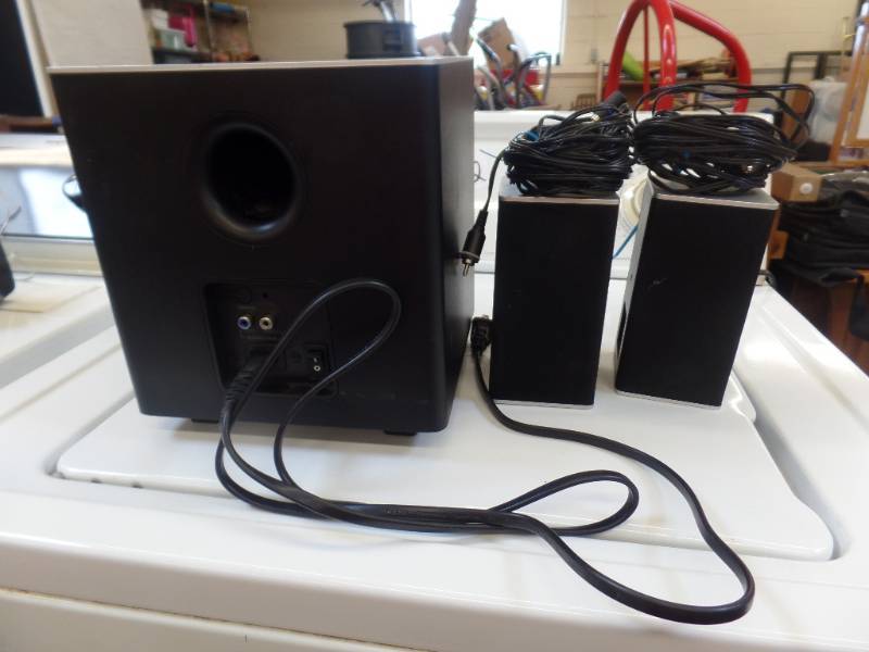 lot 618 image: SURROUND SOUND SYSTEM