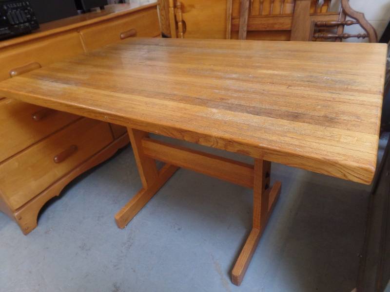 lot 620 image: BUTCHERBLOCK NOOK TABLE