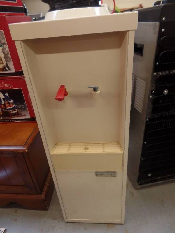 lot 623 image: WATER DISPENSING MACHINE