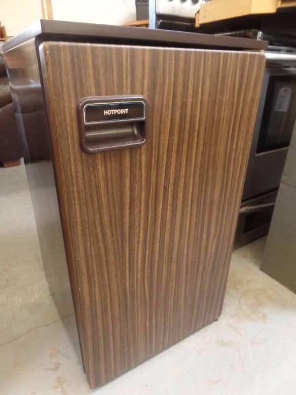 lot 624 image: MINI REFRIGERATOR