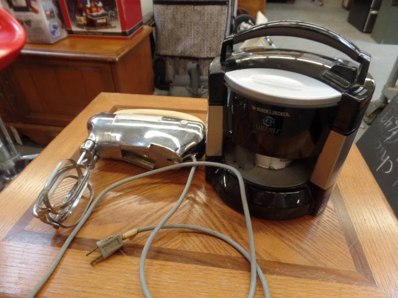 lot 629 image: SMALL APPLIANCES