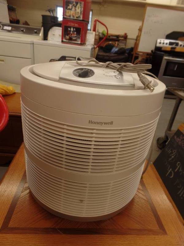lot 635 image: TRUE HEPA AIR PURIFIER