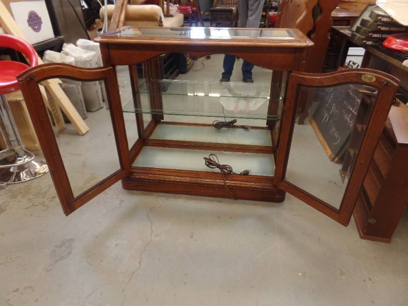 lot 636 image: LIGHT UP CURIO CABINET