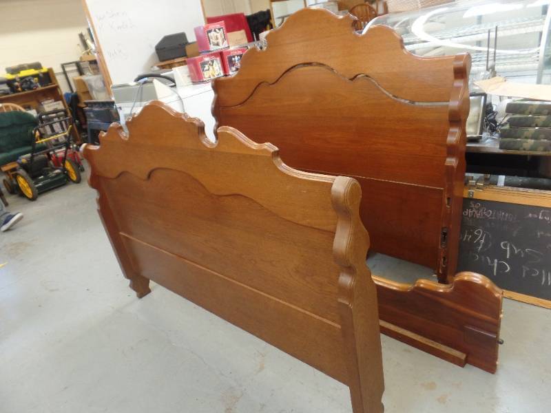 lot 637 image: FULL SIZE SOLID MAHAGONY BED