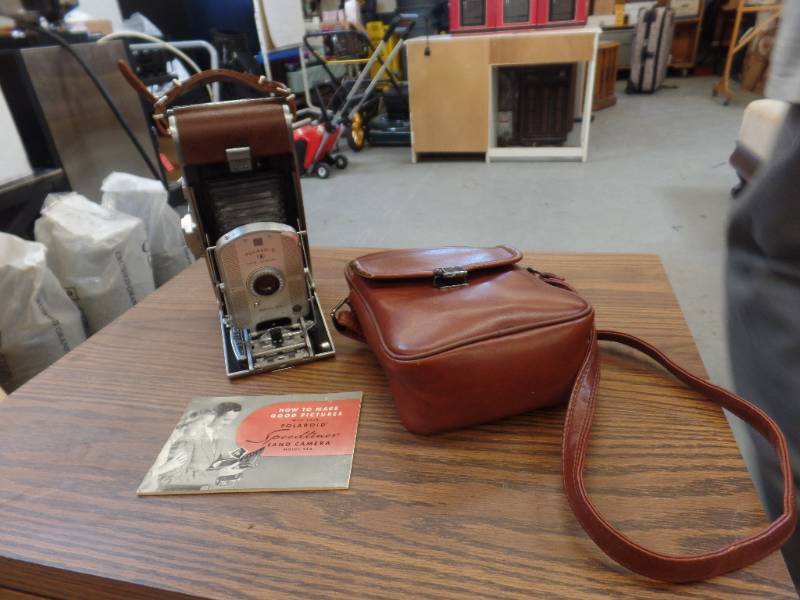 lot 642 image: VINTAGE POLAROID SPEEDLINER LAND CAMERA