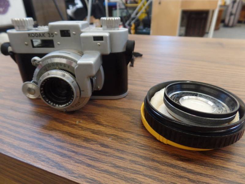 lot 643 image: VINTAGE 1938 KODAK 35 CAMERA
