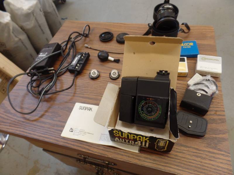 lot 646 image: VINTAGE CAMERA ACCESSORIES