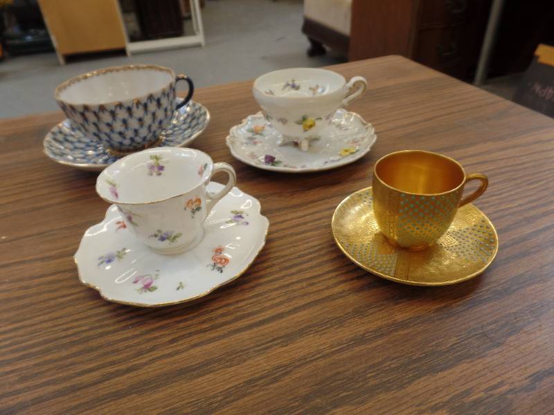 lot 650 image: INTERNATIONAL ANTIQUE CUPS AND SAUCERS