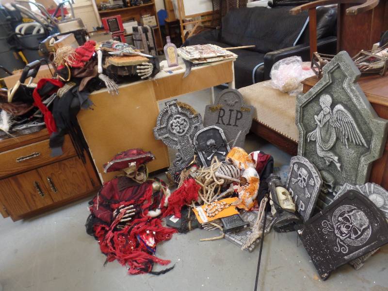lot 652 image: MASSIVE HALLOWEEN ITEMS