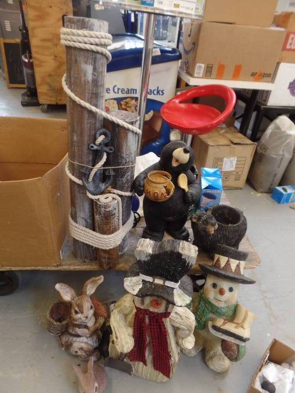 lot 653 image: CABIN AND OUTDOOR DISPLAY AND FIGURINE ITEMS