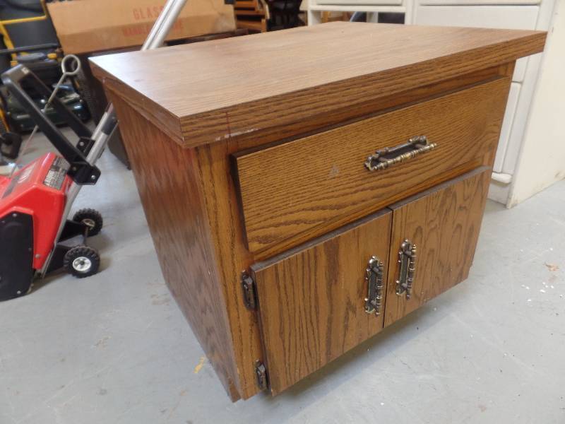 lot 655 image: SMALL OAK CABINET