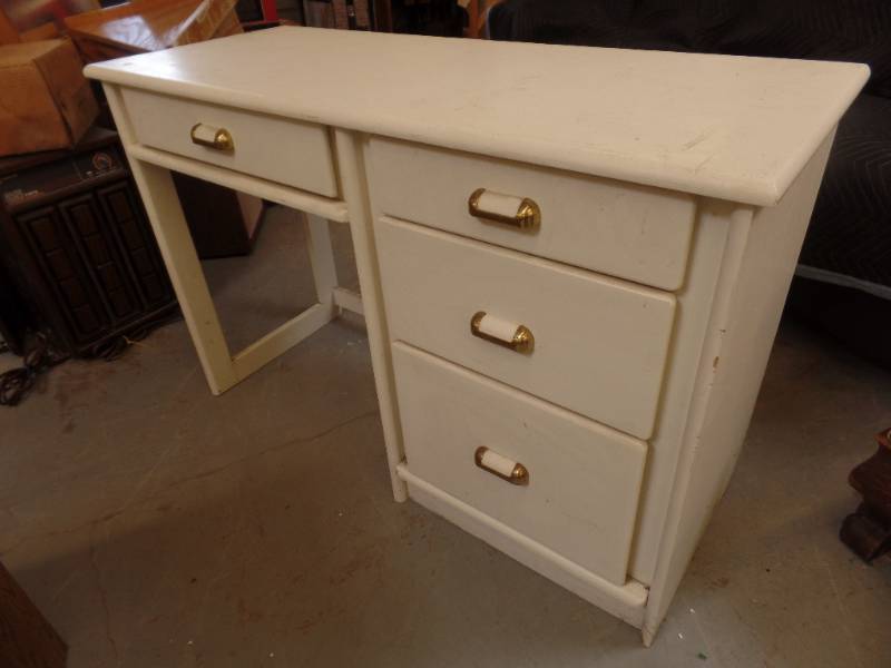 lot 656 image: DESK