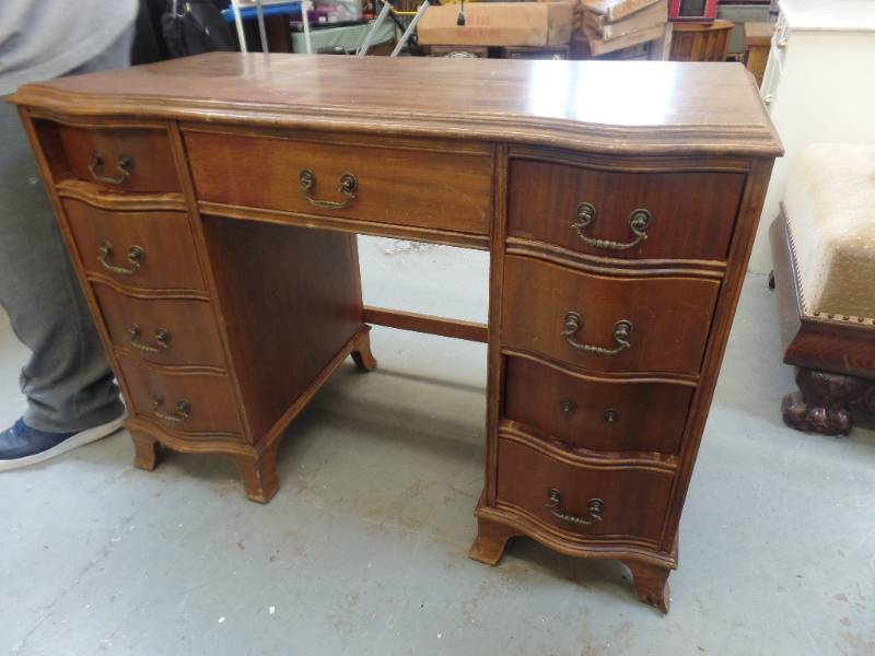 lot 657 image: VINTAGE DESK