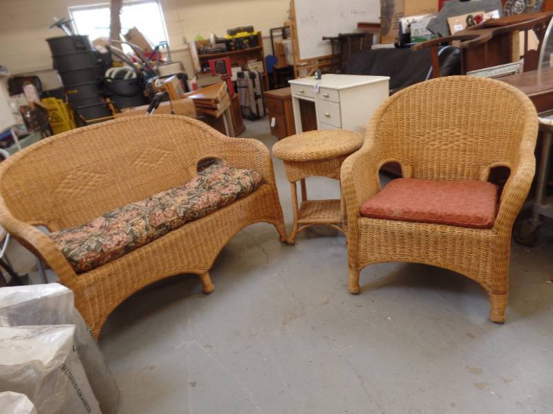 lot 658 image: WICKER PORCH FURNITURE