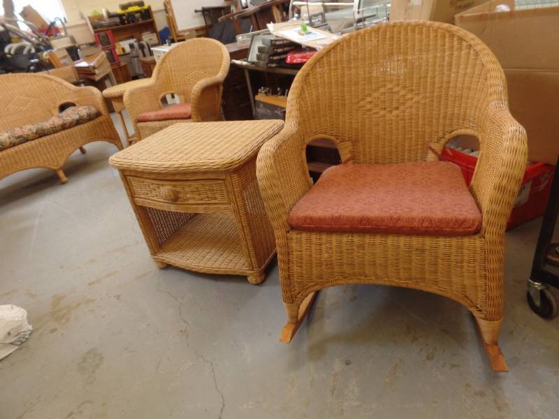 lot 659 image: WICKER PORCH FURNITURE