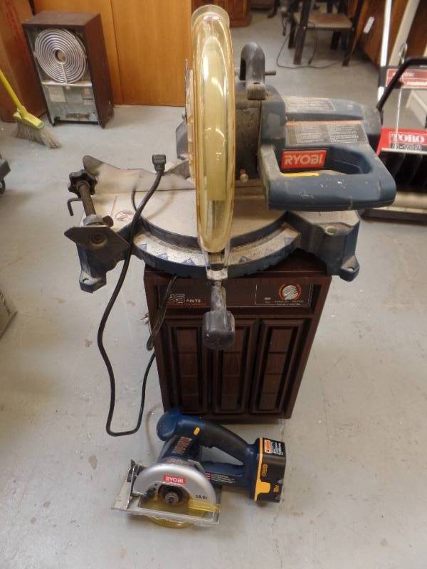 lot 663 image: COMPOUND MITER SAW AND CIRCULAR SAW