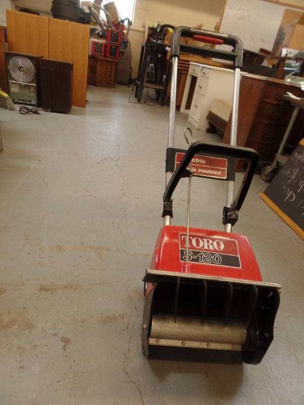 lot 664 image: TORO ELECTRIC SNOW THROWER
