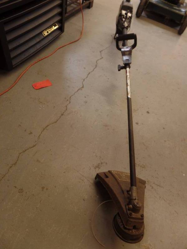 lot 667 image: GAS WEED WACKER