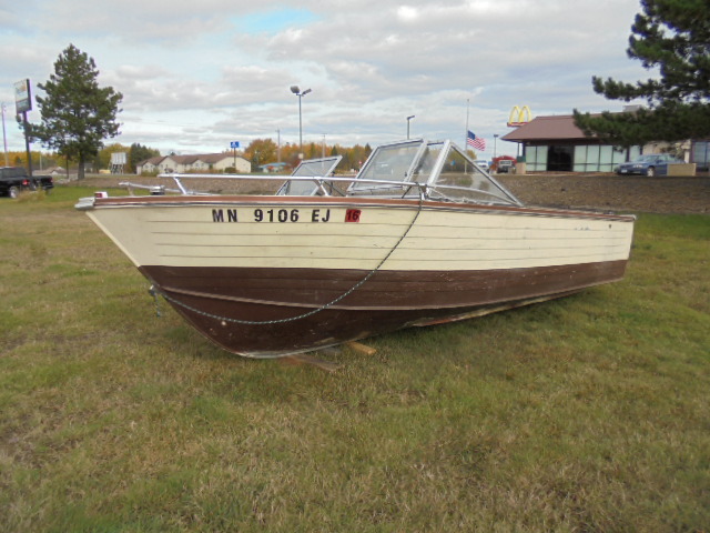 1982 Crestliner Boat