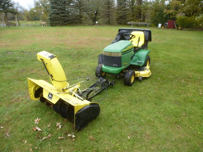 lot 2 image: John Deere LX 279 Lawn Tractor